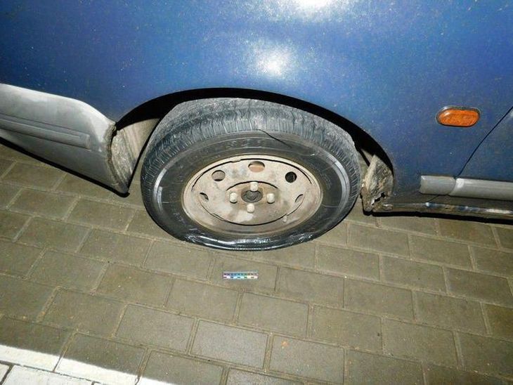 «Очень долго ждал девушек»: В Сморгони мужчина порезал колеса четырех автомобилей