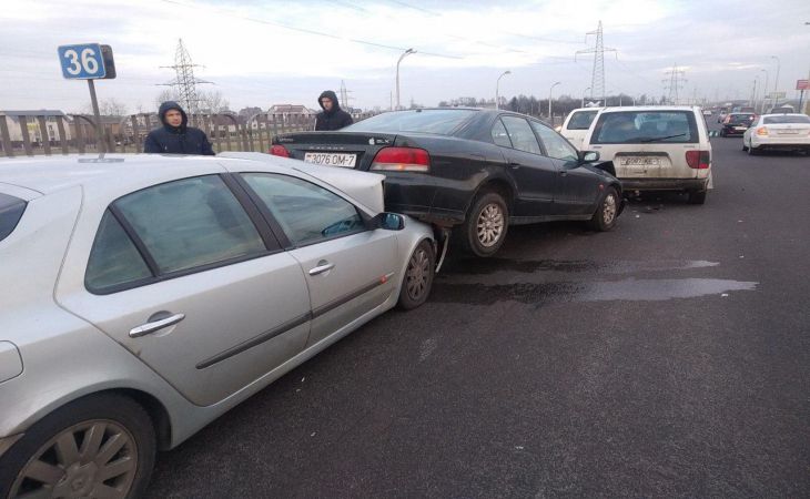 В Минске на МКАД произошло дорожно-транспортное происшествие: на дороге столкнулись четыре автомобиля.
