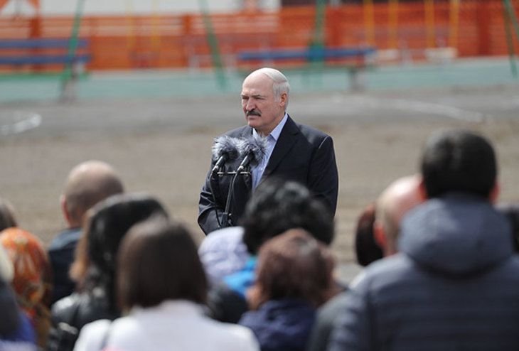 «А как это делать, вы уже знаете»: Лукашенко попросил белорусов беречь себя во время пандемии