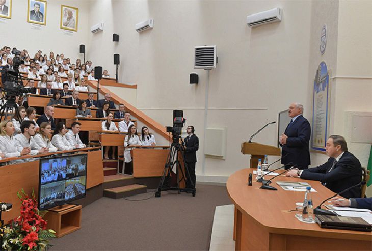 Сегодня Лукашенко поговорил со студентами и преподавателями на различные темы. Затрагивались зарплаты, жилье и другие интересующие многих вещи.