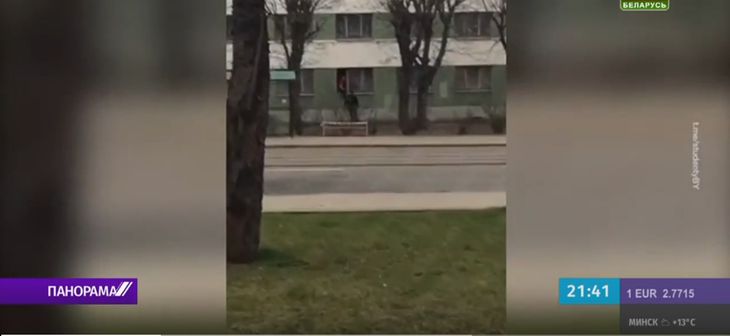 В Сеть попали кадры, как студенты БНТУ, закрытые на карантин, сбегают из окон общежития