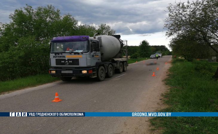 Под Гродно велосипедист упал на дорогу и ударился о встречную бетономешалку. Он погиб