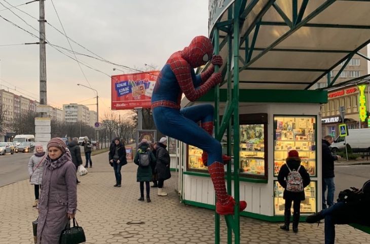 Обещал спасти город: В Могилеве неизвестный в костюме Человека Паука забрался на остановочный павильон