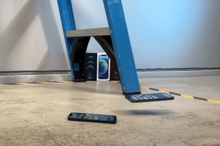 Уронили iPhone на пол: падение с какой высоты заставит экран iPhone 12 покрыться трещинами