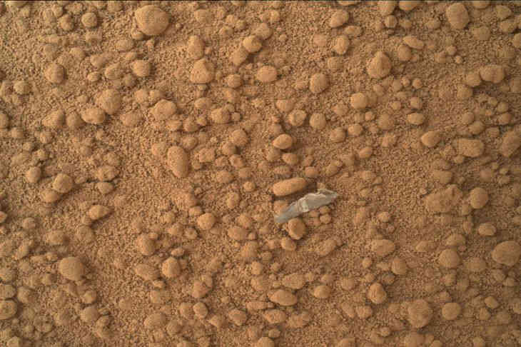 Марсоход Curiosity сфотографировал на Красной планете «след человека»