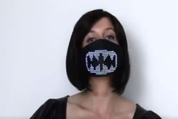 Создана защитная маска с LED-дисплеем. На ней можно пустить даже бегущую строку
