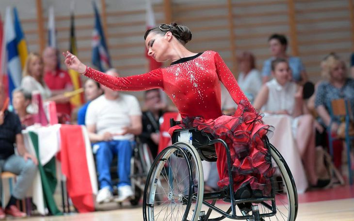 танец инвалида-колясочника