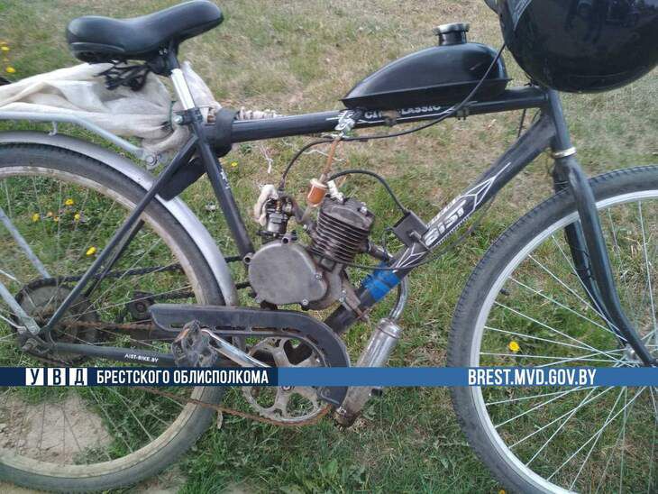 В Ивацевичском районе мужчина на модернизированном велосипеде с двигателем пытался скрыться от ГАИ