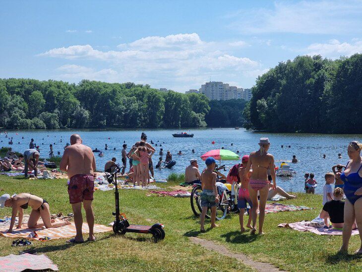 Как минчане спасаются от жары. Смотрите в фотоподборке