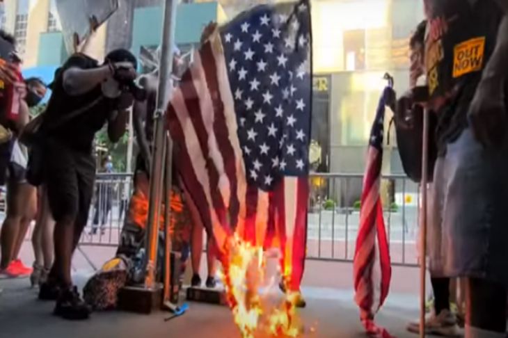 "Америка никогда не была великой" - в День Независимости американцы жгли флаги и топили статуи