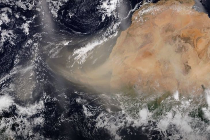 Гигантский пылевой шлейф «Годзилла» направляется в Америку. Он уже захватил Атлантику