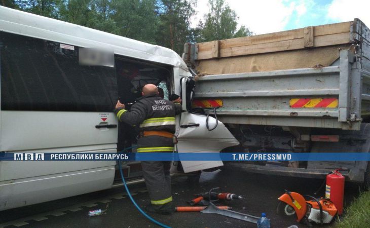 Под Минском микроавтобус влетел в попутный МАЗ: 7 человек в больнице