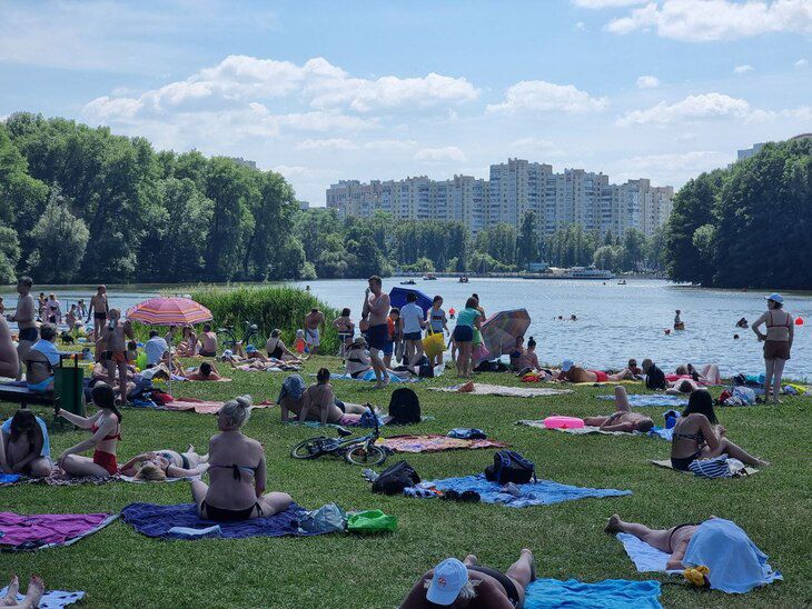Как минчане спасаются от жары. Смотрите в фотоподборке
