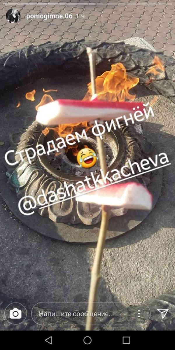 Школьницы устроили пикник на Вечном огне в Омской области