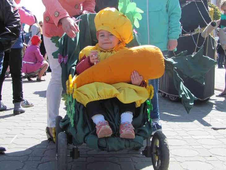 В Гродно ко Дню семьи прошел парад детских колясок