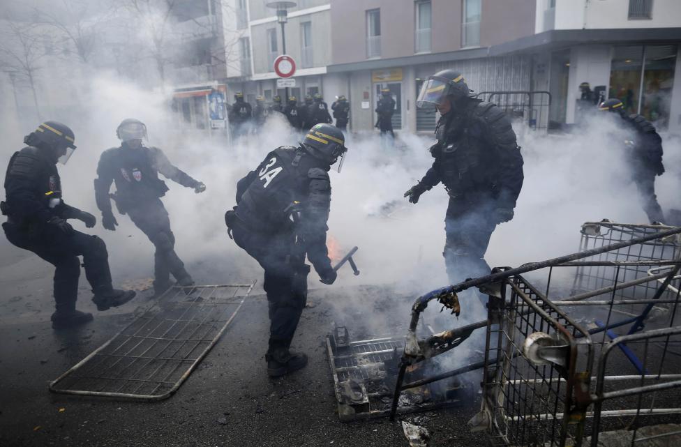 Видеофакт: в Париже марш против Ле Пен перерос в массовое побоище