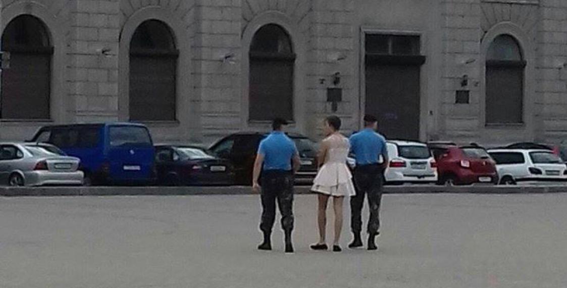 Фотофакт: Парень в женском платье задержан ОМОНом в Минске