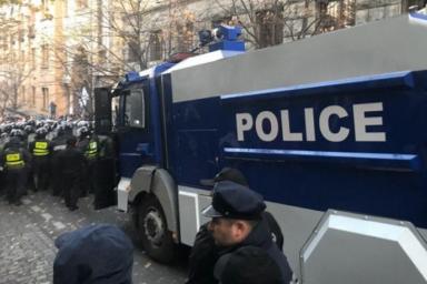 В Тбилиси полиция применила водометы для разгона акции протеста у парламента
