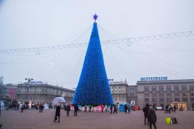 Праздник к нам приходит: Минск начали украшать к новогодним праздникам