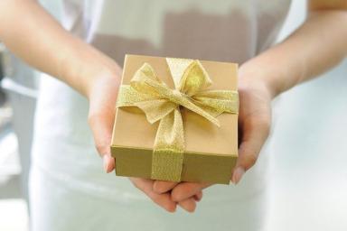 Дочь попросила отца подарить ей на Рождество $4 тысячи и 25 подарков