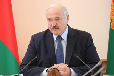 Лукашенко наградил медалью милиционера, который спас 70-летнего пенсионера на пожаре