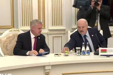 «Отдал свой сок и бутылку воды»: Лукашенко помог Засю освоиться на заседании ОДКБ