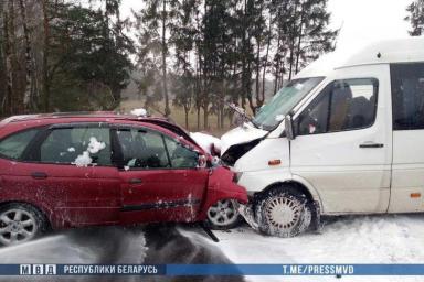 Жесткая авария под Молодечно: столкнулись маршрутка и Renault, девять пострадавших
