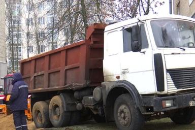 В Минске в огромную яму провалился грузовик: вытаскивали краном
