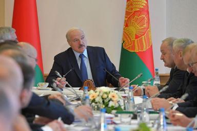 «Жирует жулье». Лукашенко поручил привлечь банки к помощи отстающим сельхозорганизациям Витебской области