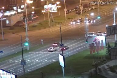 В Минске пьяный водитель устроил ДТП, проехав на красный. Авария попала на видео