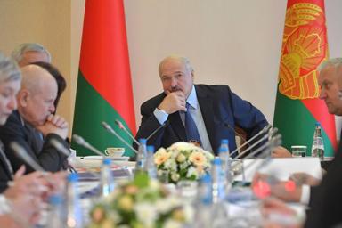 Лукашенко: выдаете по 100-150 рублей, и считается, что у вас средняя зарплата 500 рублей. Кого вы обманываете?