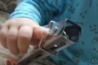 В Минске женщина дала ребенку поиграть с кухонными щипцами: без происшествий не обошлось