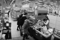 Покупатели гипермаркета увидели денежный фонтан из кассы