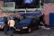 В Минске съехавший с автостоянки BMW упал на другую парковку