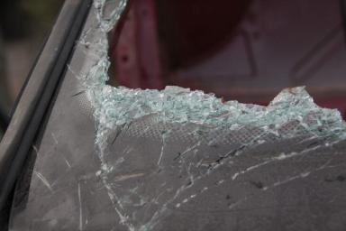 Жителю Могилева показалось, что его задела проезжающая машина, поэтому он разбил ее лобовое стекло