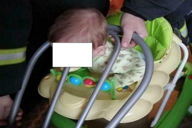 В Мозыре семимесячный малыш застрял между прутьями спинки стула. Помогли спасатели