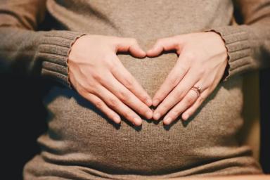 беременная женщина, руки на животе