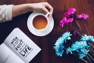 книга, рука, цветы, чашка чая