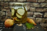 маринованные огурцы, лук