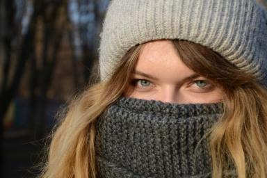 девушка в шапке и шарфе, зима