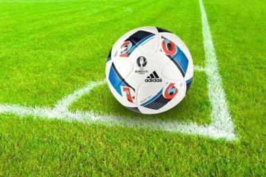 Скандал с Adidas: на форме футболистов сборной России оказался перевернутый флаг