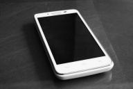 смартфон на столе