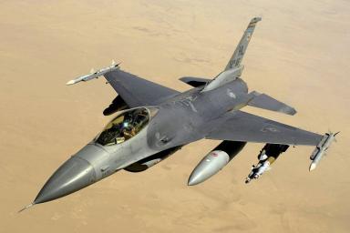 истребитель F-16 в воздухе 