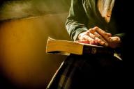 Руки на книге