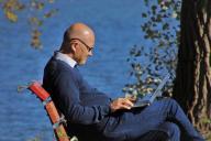 мужчина, ноутбук 