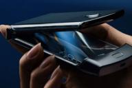 Смартфон Motorola Razr в руке