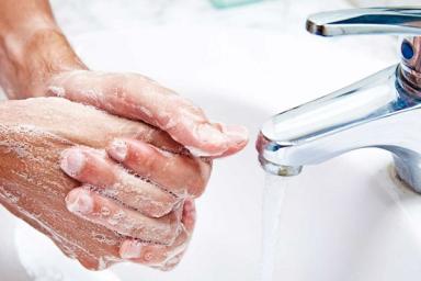 человек моет руки