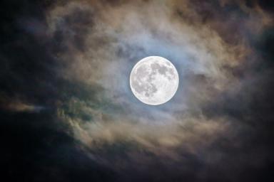 Ученые рассказали, влияет ли Луна на людей на самом деле