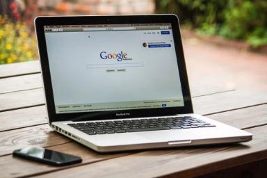 Открытый ноутбук, поисковая система Google