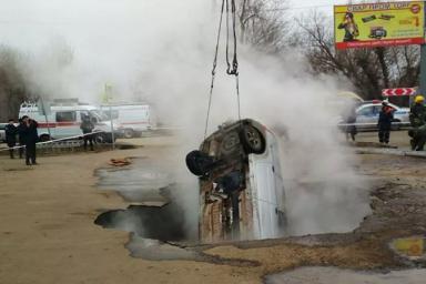 В России автомобиль провалился под землю на парковке. Два человека погибли
